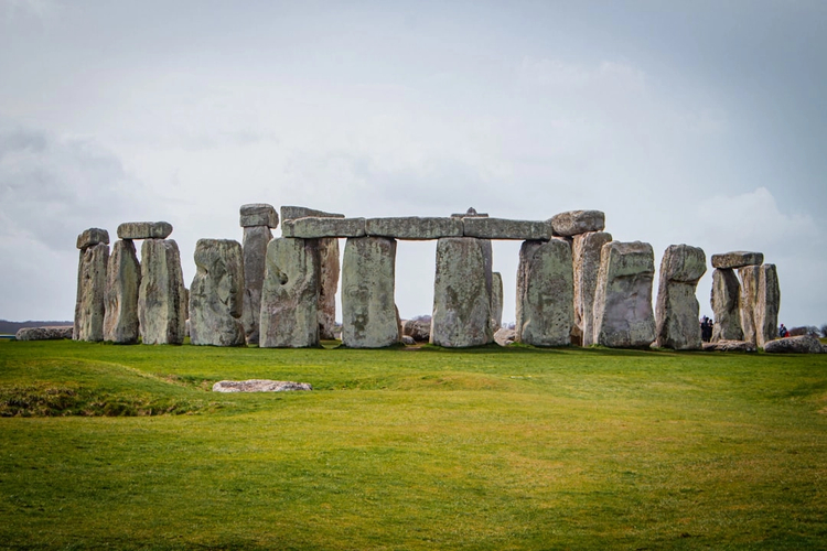 Classic Windsor Castle and Stonehenge: Day Trip with Private Vehicle from London