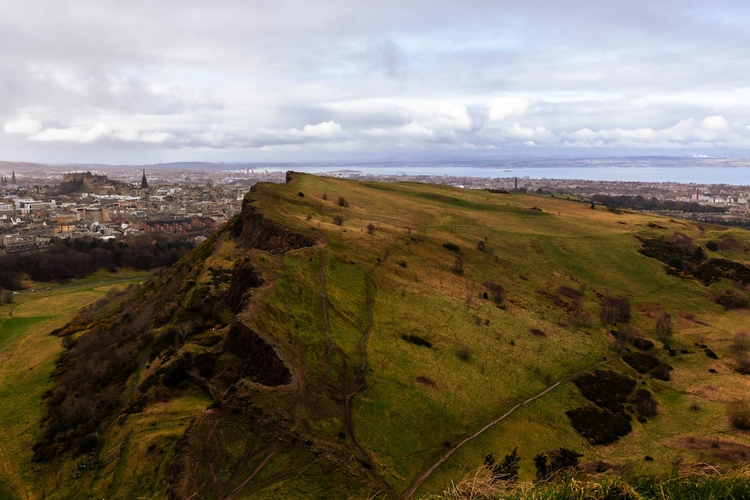 Ultimate Edinburgh: Full-Day Private Driving Tour from Highlights to Hidden Layers