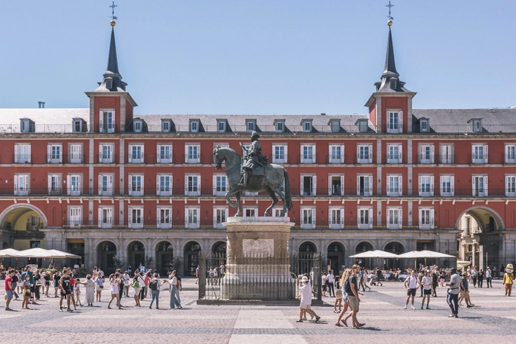 Complete Madrid: Full-Day Walking Tour Through the Neighbourhoods