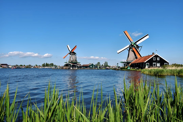Classic Zaanse Schans, Volendam, and Marken: Day Trip with Private Vehicle from Amsterdam