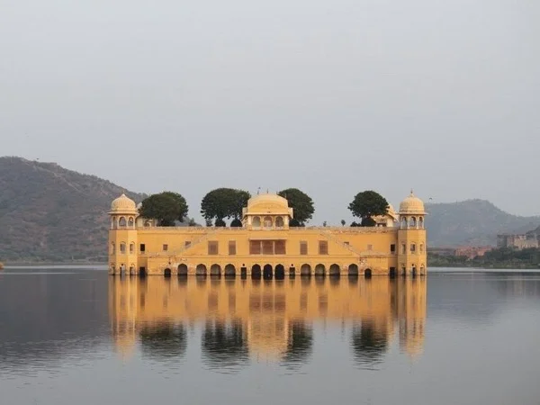 One Day Tour in the Pink City by Public Transportation