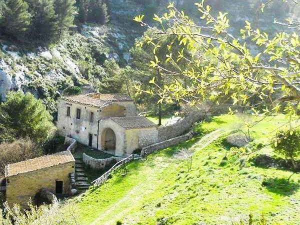 Trekking in the Canyon and Ragusa Half-Day Tour