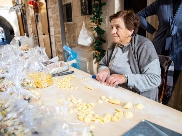Street Food and the Art of Bari: Half-day Private Tour